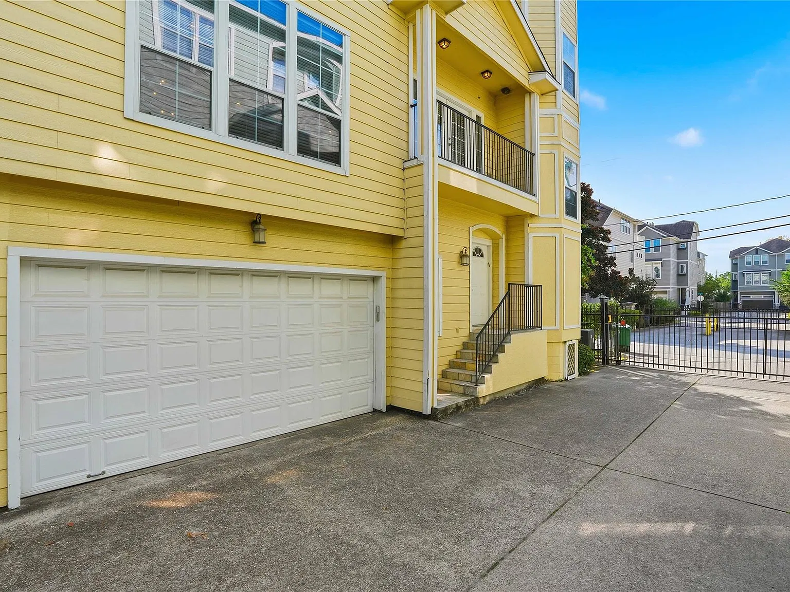 3 bed, 3.5 bath, 2099 sqft, $3,000 — Photo 2