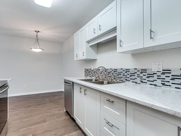 2nd image of 2750 Fuller St #105