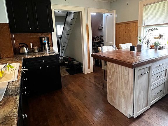 5th image of 1426 Saint Clair Ave