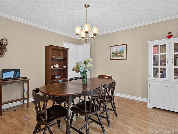 4th image of 210 Blythwood Ave