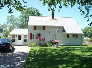 11 Ambling Ln, Levittown, PA 19055
