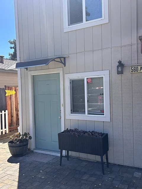 560 E K St — Photo 2