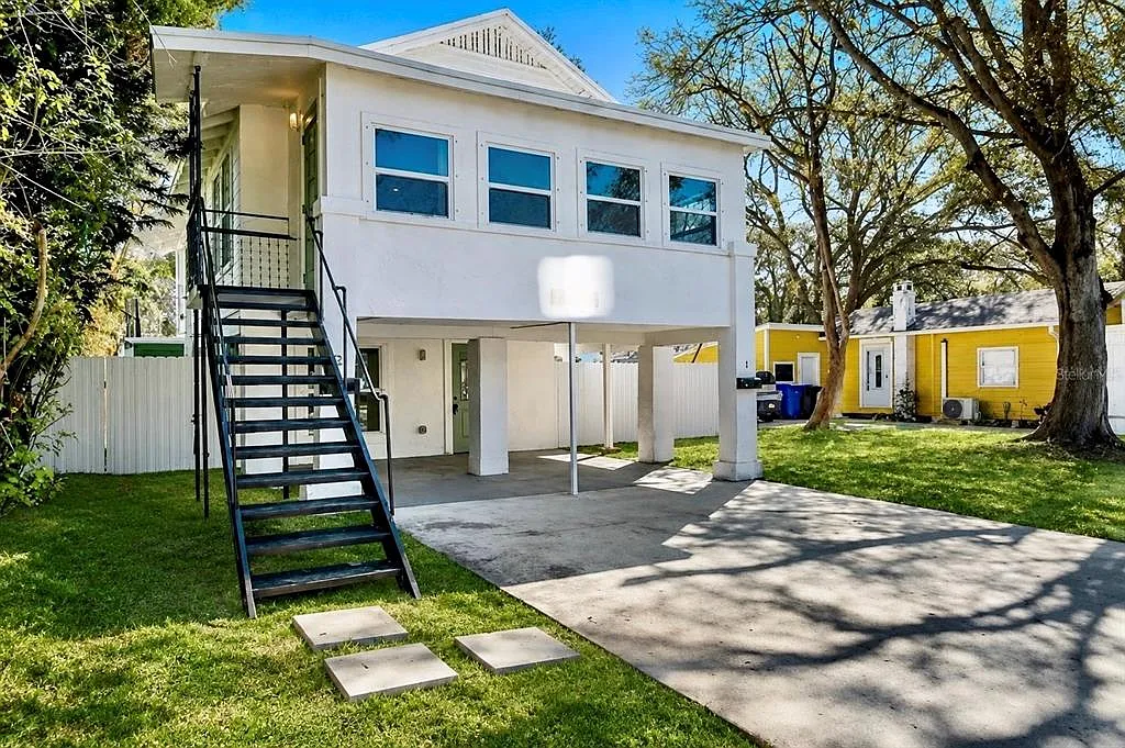 3 bed, 1.0 bath, 1000 sqft, $2,395 — Photo 1