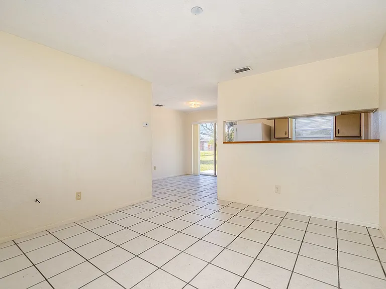 557 Cox St — Photo 4