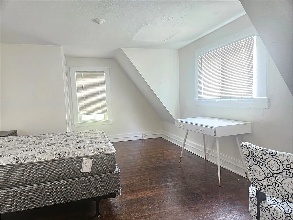 2 bed, 1.0 bath, 957 sqft, $1,700 — Photo 4