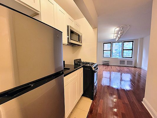 2nd image of 205 W 13th St #2X