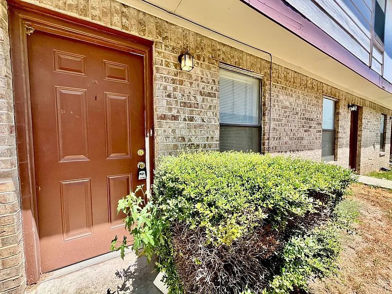 3053 Olympia Dr — Photo 2