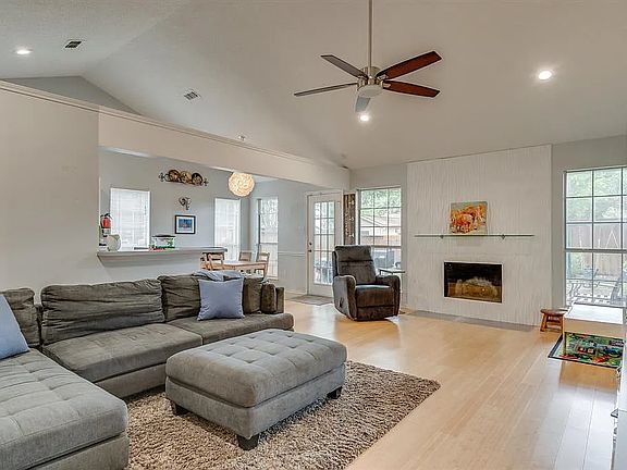 3rd image of 311 Canterbury St