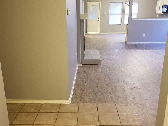 3rd image of 4225 Silverthorne Dr