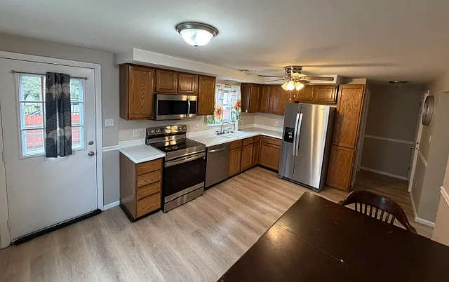 3 bed, 1.5 bath, 1100 sqft, $2,400 — Photo 4