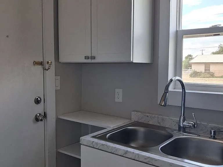 704 S Abilene Ave — Photo 5