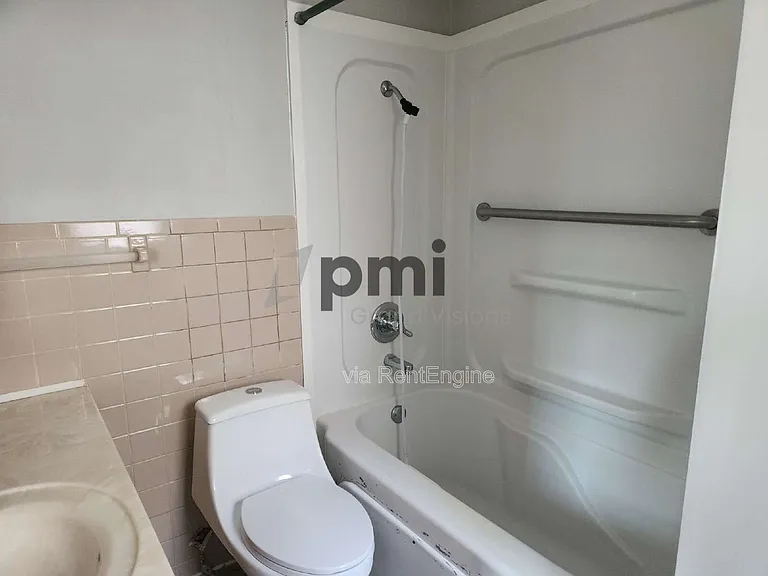 18 East Dr — Photo 3