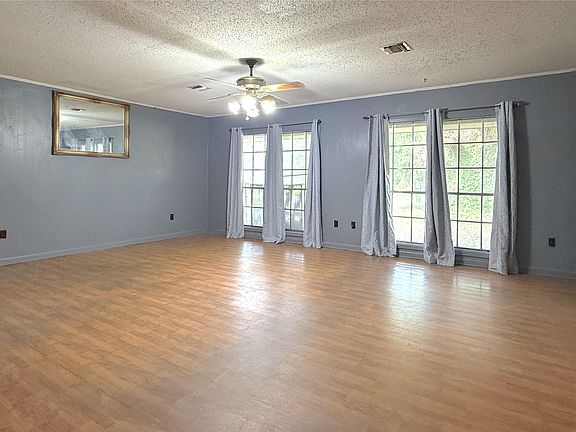 5th image of 209 Emerald Dr