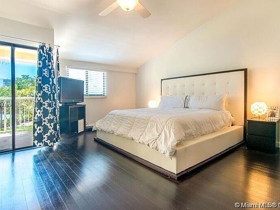 5th image of 20489 NE 34th Ct