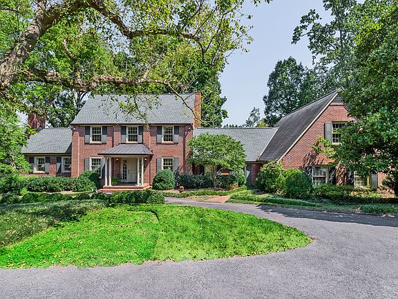 3rd image of 802 Bluff Dr