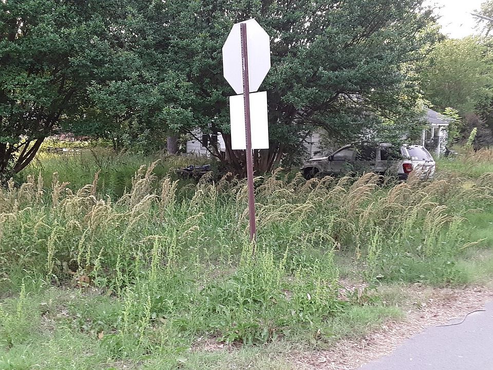 2nd image of 907 N Greenlaw