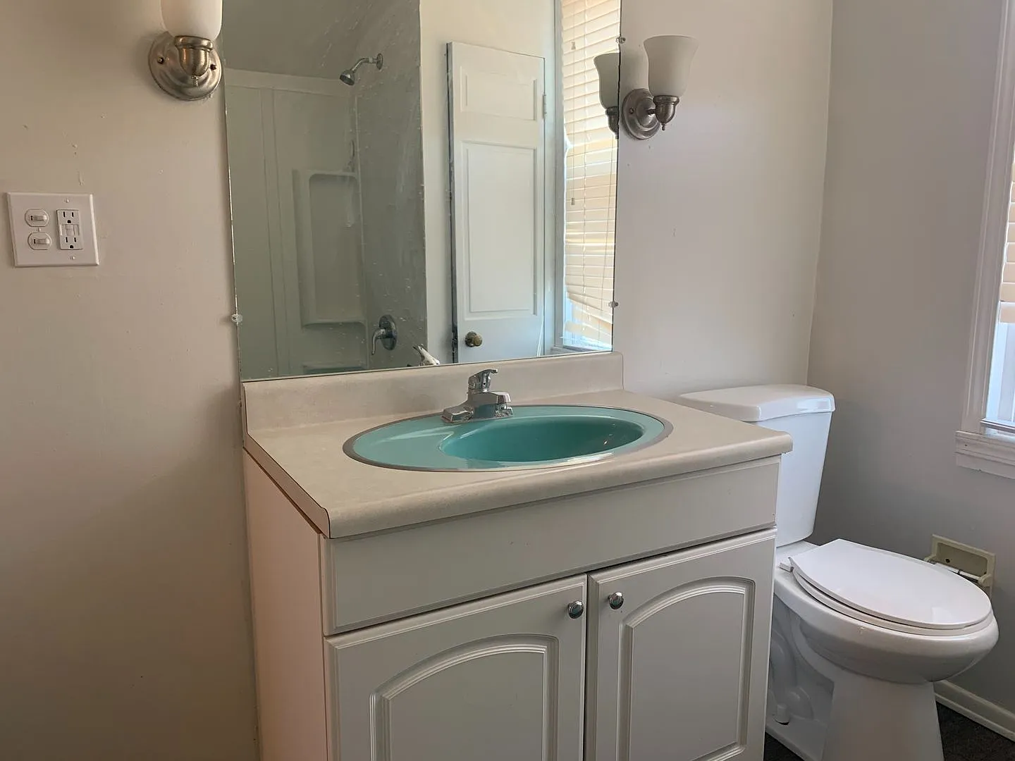 Score 50% Off 1st Month's Rent If Signed By August 28! Charming 3 Bedroom Home In Carrick Availab... — Photo 2