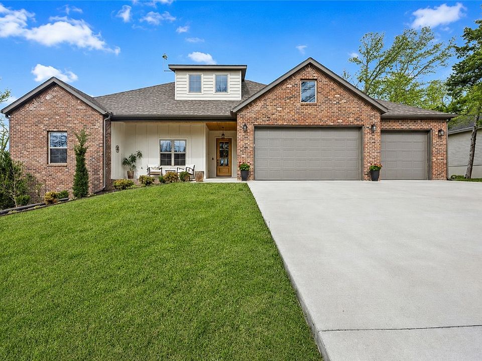 1st image of 4 Moreton Ln