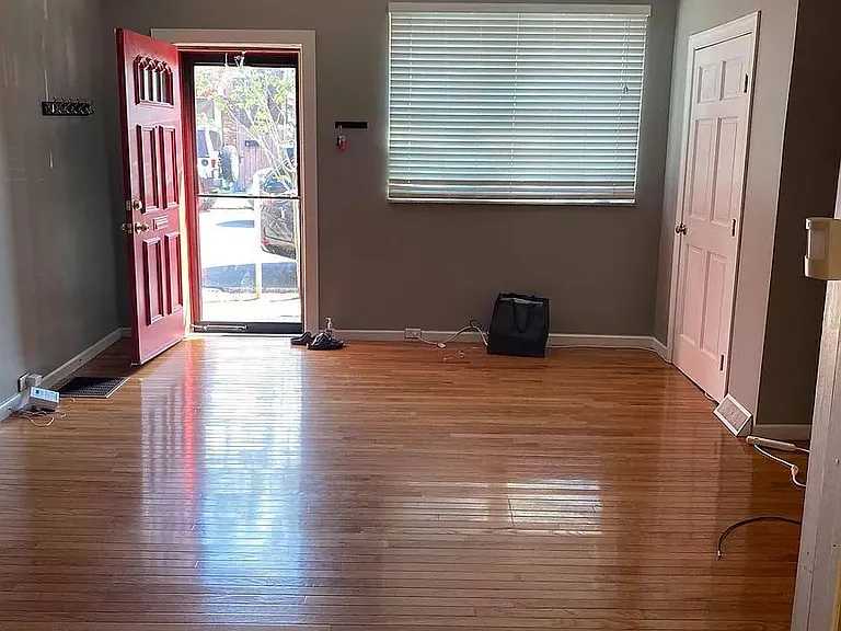 1709 Sarah St — Photo 3