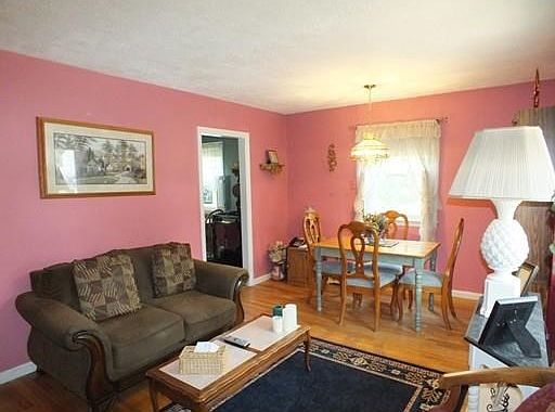 3rd image of 27 Helen Cir