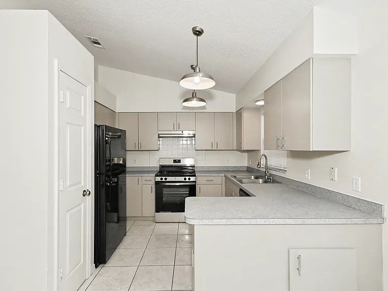 231 Oak Ln — Photo 2