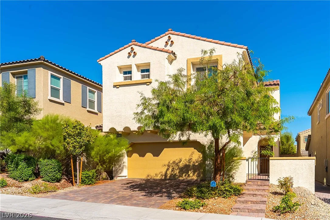3 bed, 2.5 bath, 2002 sqft, $2,600 — Photo 1