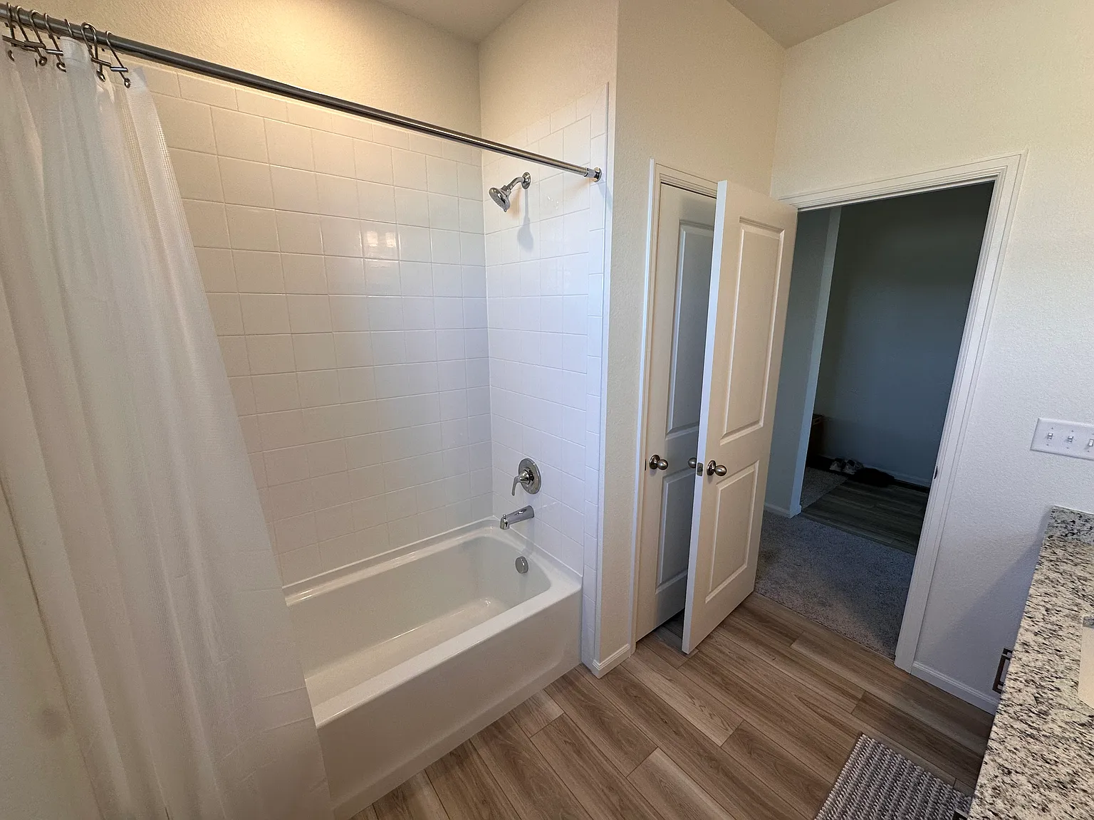 3 bed, 3438 sqft, $1,100 — Photo 4