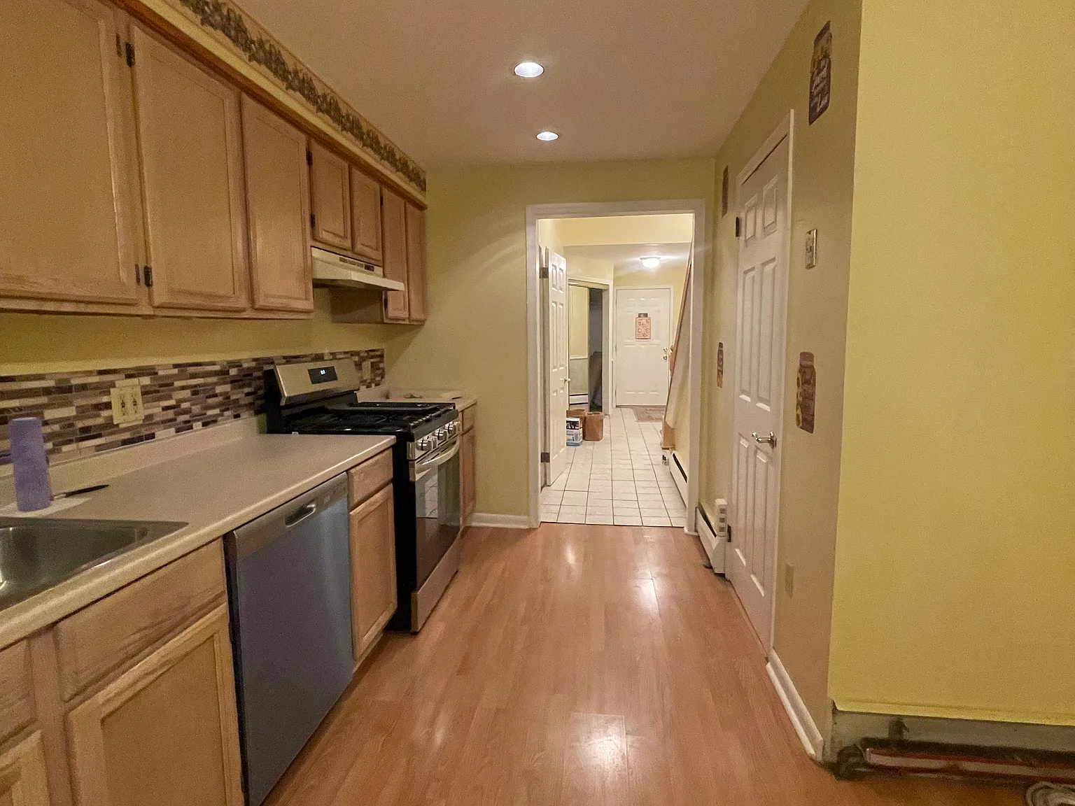 4 bed, 1.5 bath, 2700 sqft, $3,300 — Photo 4
