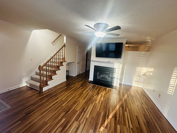 4th image of 469 Hickory Glade Dr
