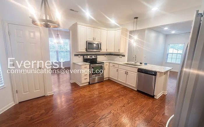 1084 Ashcraft Ave — Photo 3