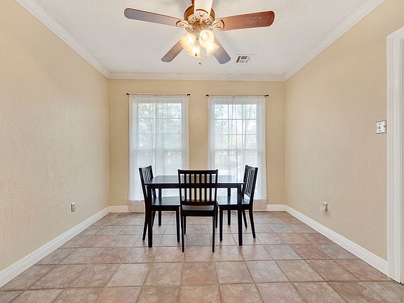 3rd image of 617 Woodridge Blvd