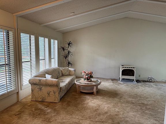 4th image of 645 Sagebrush St