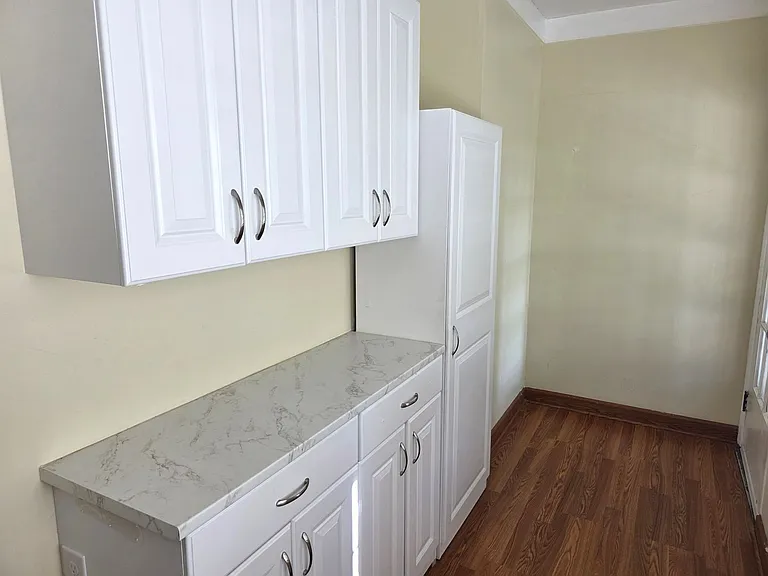 1046 N Main St — Photo 14