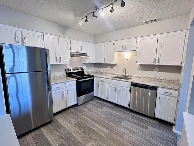 Harbour Club Apartments — Photo 2