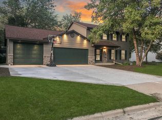 1612 Fieldstone Ln, Howards Grove, WI 53083