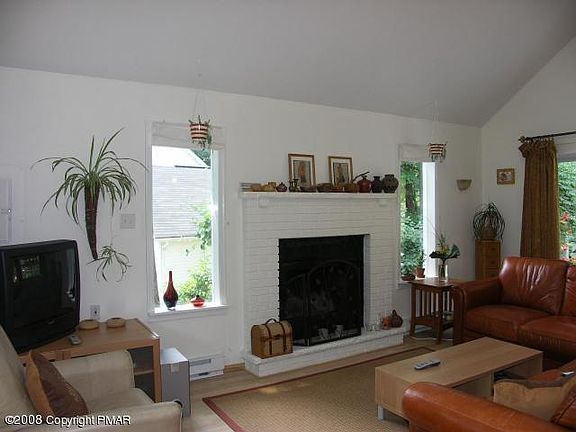 4th image of 10 Candlewood Ln
