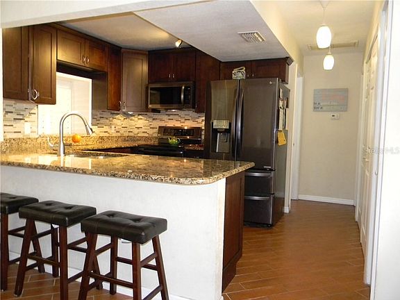 4th image of 405 Maplewood Dr
