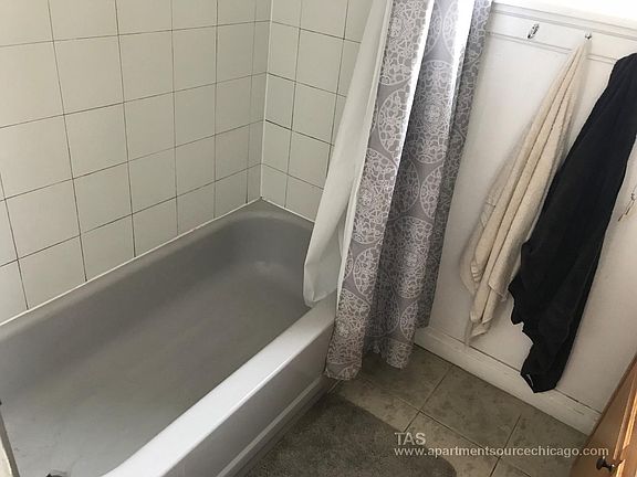5th image of 2615 N Halsted St APT 3R