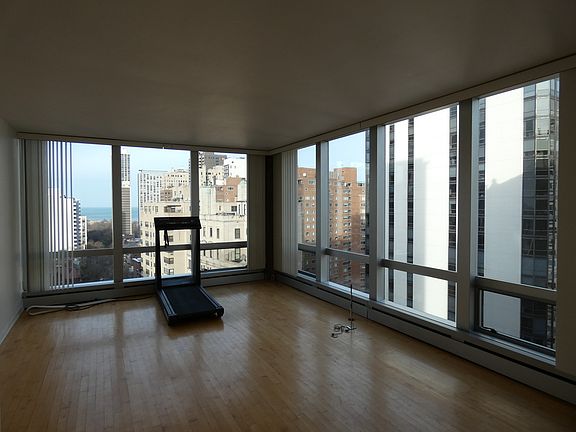 3rd image of 1300 N Astor St Unit 18B