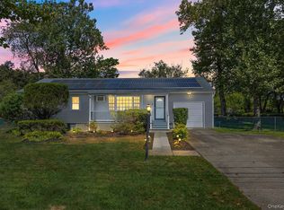 37 Bailey Ave, Bay Shore, NY 11706
