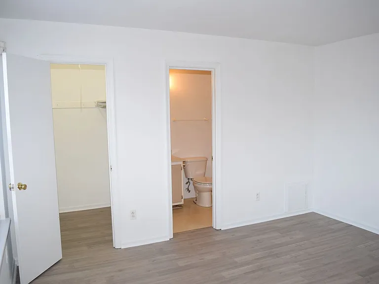 579 Peregrine St — Photo 12