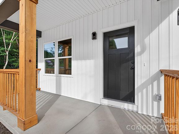 4th image of 417 8th Street Dr SW
