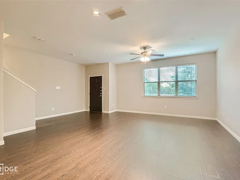 1312 Lake Crest Ln — Photo 2