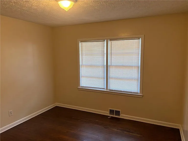 2064 Montrose Dr — Photo 11