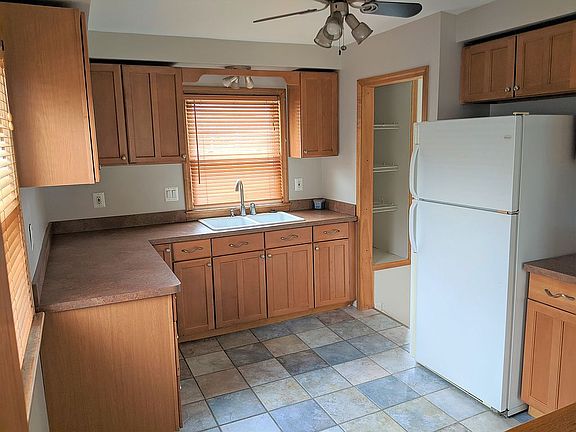 3rd image of 27763 Cambridge St