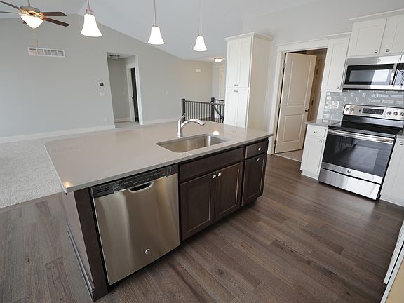 5th image of 642 NW Autumn Crest Dr