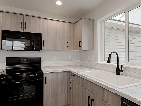 5th image of 879 W Jasper St