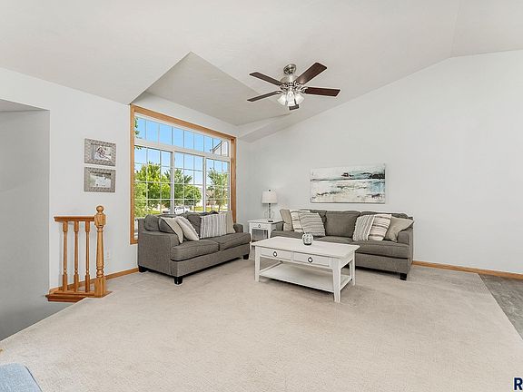 4th image of 605 Honeysuckle Dr