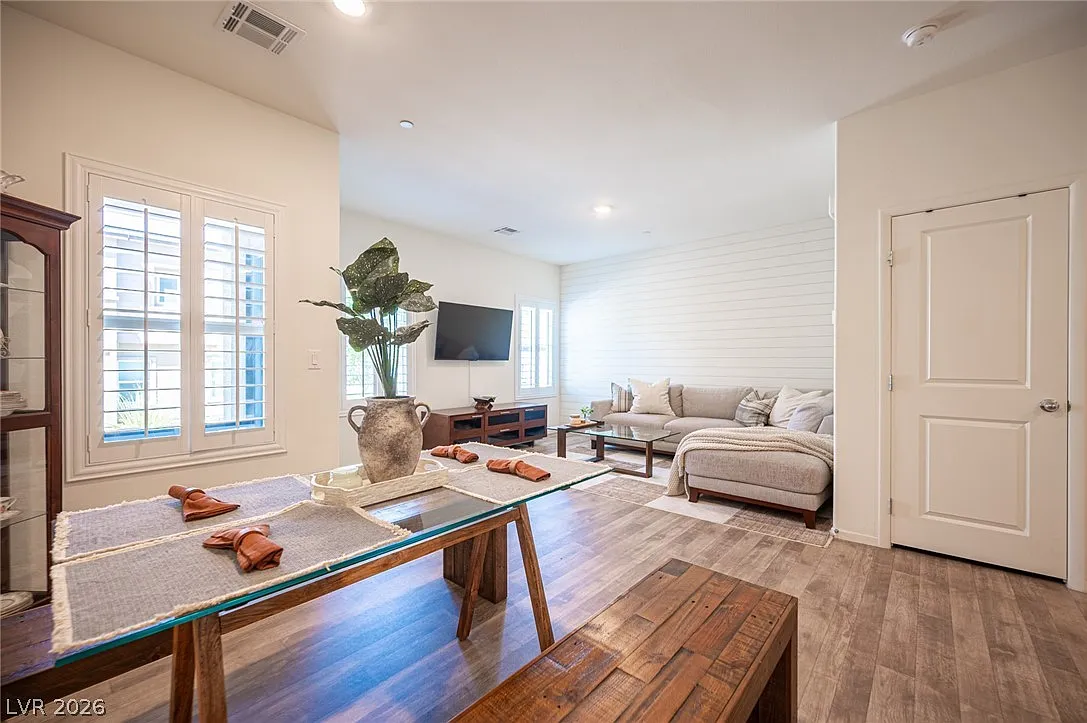 3 bed, 2.0 bath, 1417 sqft, $2,295 — Photo 3