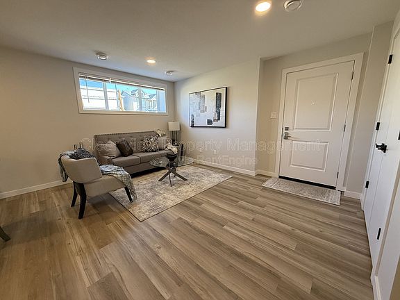 4th image of 916 40th Ave N #B2